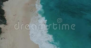 巴厘岛Nusa PenidaKelingking海滩的鸟瞰图